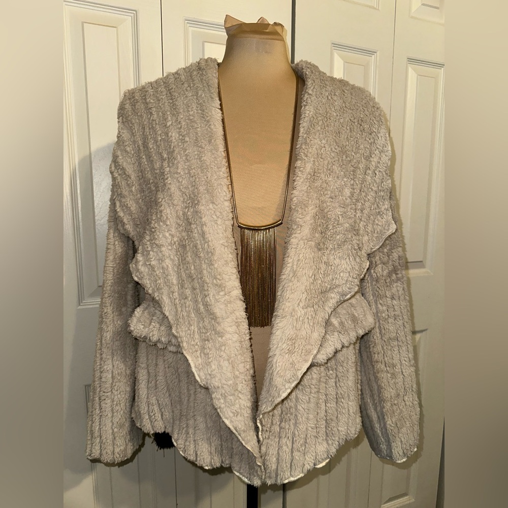 Elegant Beige Women's Cardigan - Picture 2 of 9